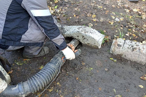 Уборка листвы с проезжей части и тротуаров