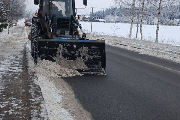 Плановые работы по расчистке остановок и тротуаров