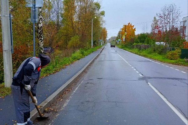 Уборка листвы с проезжей части и тротуаров